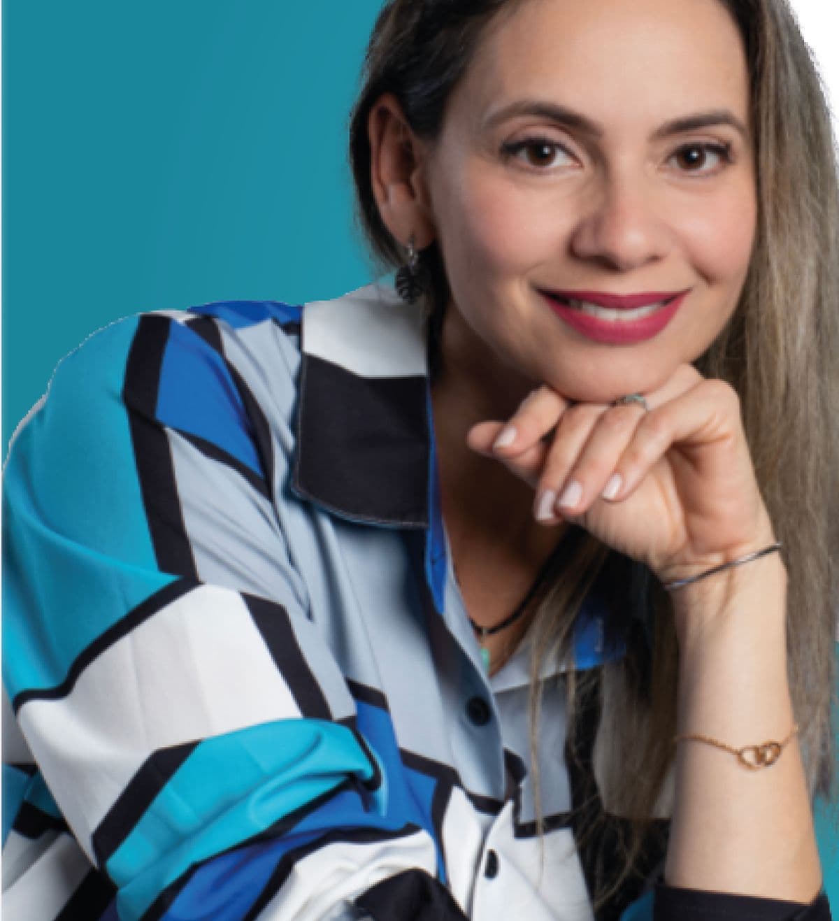 Lorena Cabal sonriendo, con la mano en la barbilla